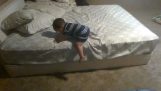 Un bébé intelligent descend du lit