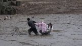 帮助两名游客被困在泥里