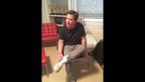 Der Michael-J. Fox versucht die erste Nike-Schuhe, die automatisch festbinden