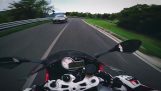 Bezmyślne motocyklista w górskiej drogi