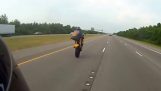 Аварията на един мотоциклетист, който е направил wheelie на магистрала