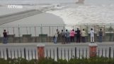 Vloedgolf drag 20 mensen in China