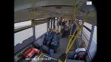 Водій автобуса засинає за кермом