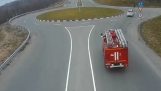 Feuerwehrauto vs. Kreisverkehr