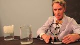De Bill Nye toont de functionaliteit van een Stirlingmotor