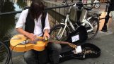 Un guitarrista terrible en las calles de Holanda