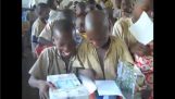 90 sekunder av glädje: Barnen i Afrika öppna lådor med spel från donationer