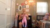 Maminka a děťátko dělá gymnastiku