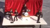 Beatles marionetter sjunga den “Hjälp”
