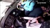 Busschauffören stjäla mobil av passagerare