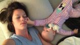 Una madre intenta dormir con su bebé