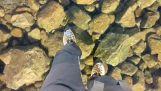 Fuß über das Eis eines Sees lucid