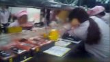 מותשת עובדים במפעלים של אפל בסין