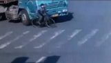 Syklist lagrer mirakel under hjulene trailer