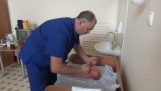 Ryska ortopediska undersöker en baby