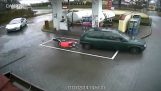De dappere werknemer bij het benzinestation
