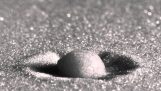 Het effect van regen op het zand in slow motion