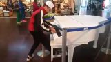 Havaalanında güzel piyano yorumu