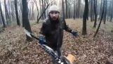 Motorradfahrer vs. verrückter im Wald