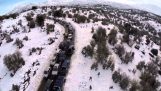 Aangename verkeersopstopping op de besneeuwde berg