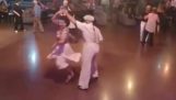 Ældre ægtepar imponerer med dansetrin