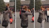 Číňania s magic Hat