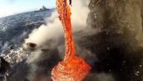 Spektakulære bilder som lavaen flyter i havet