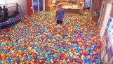 Дом наполнен тысячи пластиковых шариков