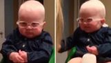 Бебе с alfismo вижда за първи път майка му