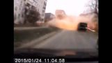 Bombardamento di fronte agli automobilisti in Ucraina