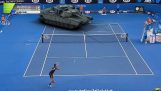 Novak Djokovic spille tennis mod en tanke