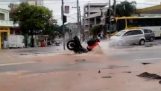 Мотоциклетист попада в огромна локва