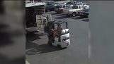 Muž na vysokozdvižný vozík uloženo sud piva