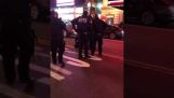 Mercedes AMG Versuche Cop in Times Square laufen über
