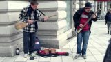Muzicieni de stradă cu chitara manual de necrezut