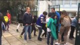 Warm welkom in vluchteling uit de Griekse scholieren