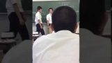 В гимназията в Япония, Той удари своя учител