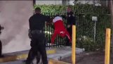 Espectador: Homem obtém seu Jeans preso na cerca, como ele se entrega à polícia