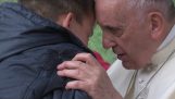 Paus Franciscus consoles een jongen die vroeg of zijn niet-gelovige vader is in de hemel