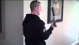 家の中の拳銃を抑制撮影
