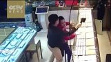 Гледай: Смели служител в магазин gold покорява брадва натискът разбойник