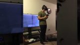 A haverom megpróbálta VR először tegnap este. Végül egy törött TV