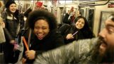 מסיבת ריקודים dj ברכבת התחתית בניו יורק