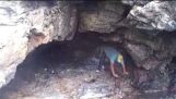 Човек намира няколко грешки в пещера