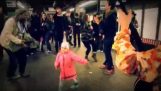 Девушки танцуют в метро