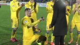 Footballer “Rostov” 向他的女朋友在足球場上的求婚