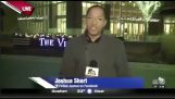 Black nyheter reporter Josh blir arg när de tvingas att stå ute i kylan