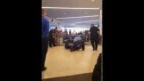 Policajti TASED muža na LAX po prelomení TSA bezpečnostné 5.20.15