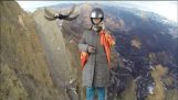 En gammel dame springer ut fra en klippe for å gjøre et wingsuit fly!