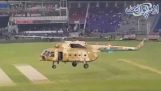 Ze gebruikten een helikopter naar het veld tapijt te drogen (Pakistan)
